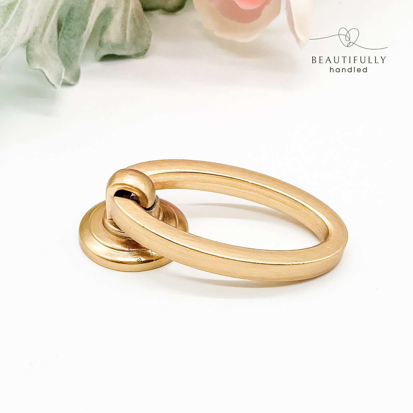 Brushed gold oval drop ring-pull