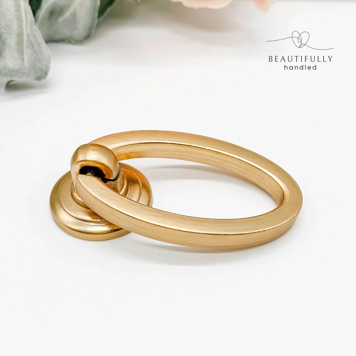 Brushed gold oval drop ring-pull