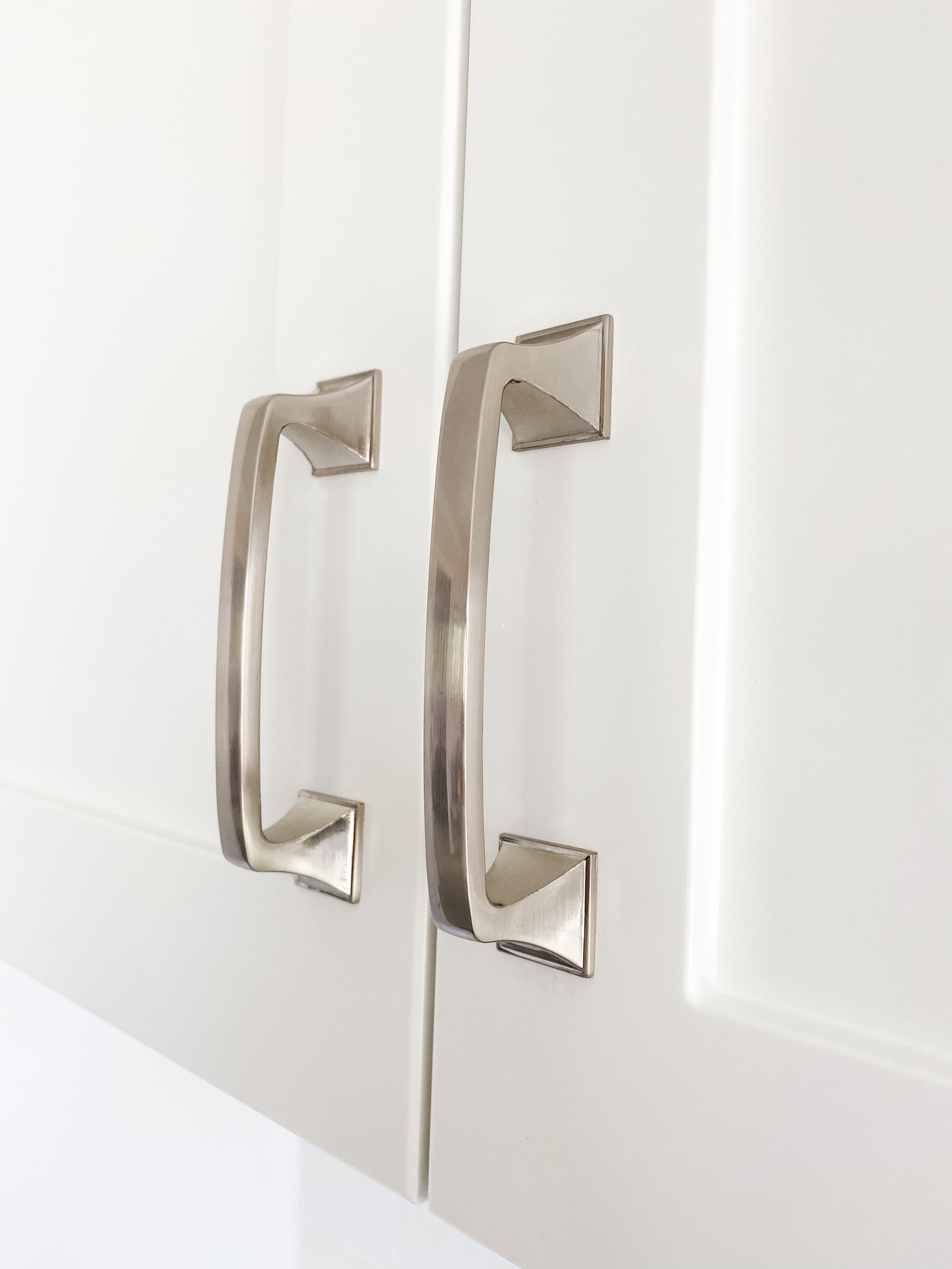 hamptons style kitchen drawer handle in brushed chrome 96mm size on white kitchen doors