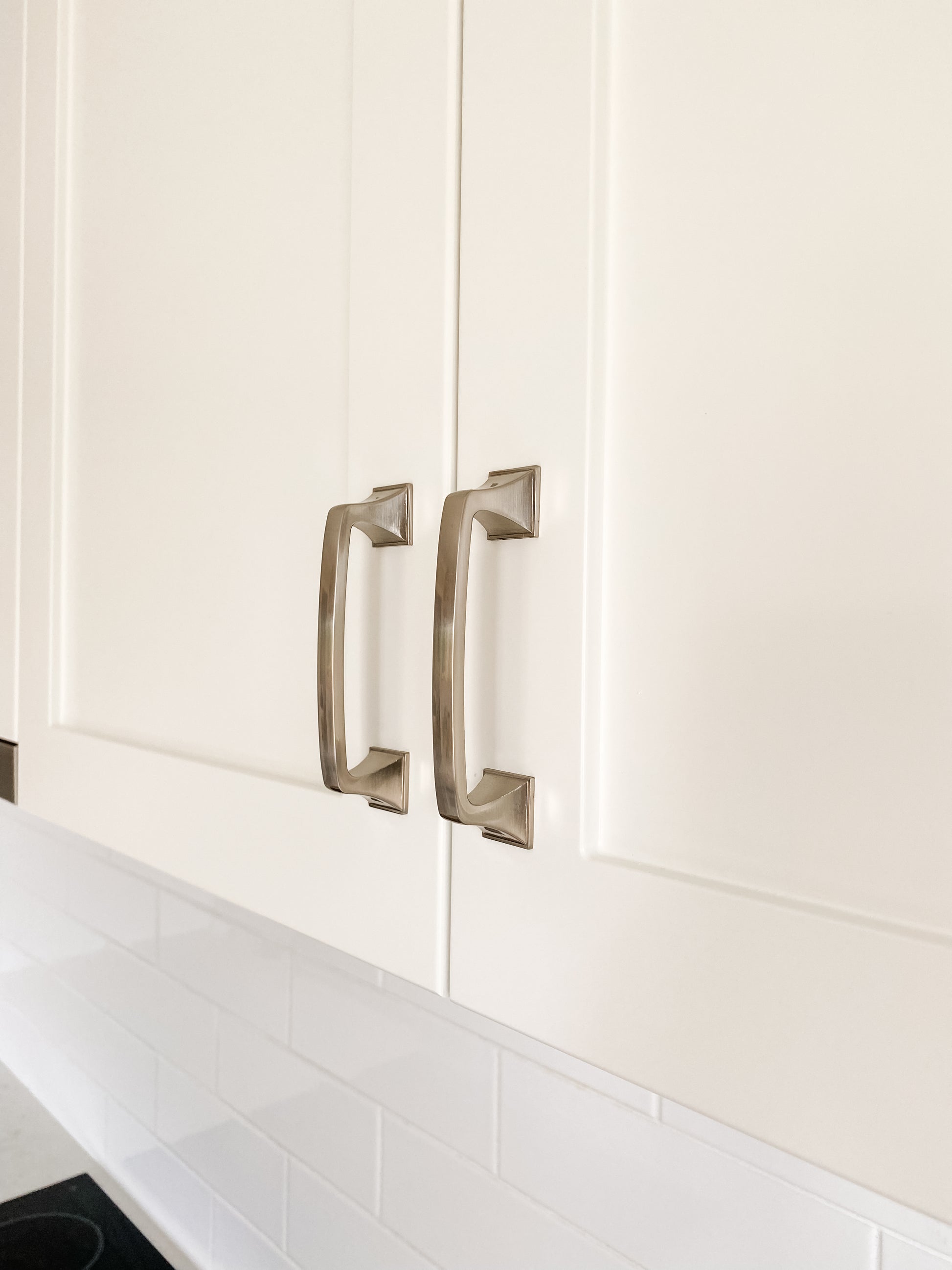 hamptons style kitchen drawer handle in brushed chrome 96mm size on white kitchen cupboard doors